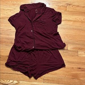 Gillian & O’Malley cranberry & black pajama -short sleeve top & shorts- L